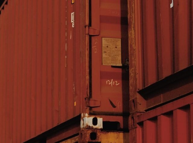 kontenery-Uh9N9yIJxhs-unsplash